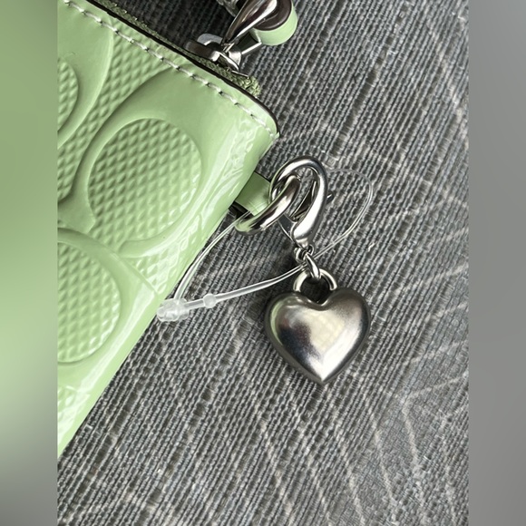 NWT Coach Green Patten Leather Signature Corner Zip Wristlet w/Heart Bag Charm - Picture 5 of 8